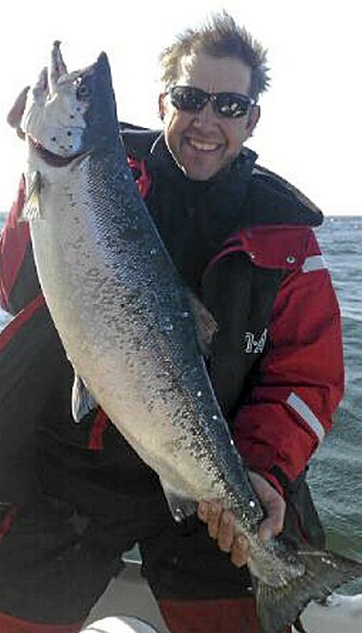 BLID SØRLENDING: Thor Gjermunds/Team Fiskelykke med den andre norske laksen, som veide 7,73 kg..