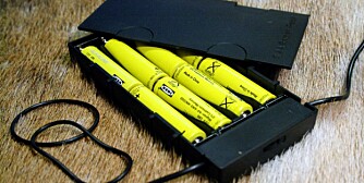 ÅTTE BATTERIER: Batteripakken tar åtte AA (LR6) batterier i slengen.