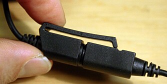 DÅRLIG: Kontakten mellom kamera og batteripakke glir lett fra hverandre under bruk.