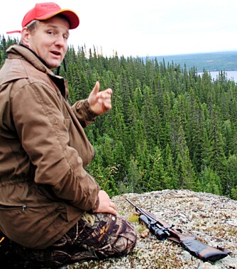 BJØRNEN FORSVANT: Odd-Arne konstaterer at bjørnen forsvant ned bratta og ble borte i den tette skogen ved Lakavatnet.