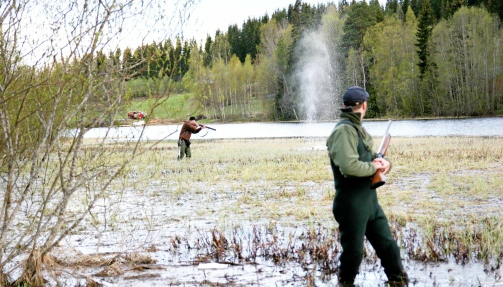 JAKTMARKENE: Skuddet går og gjedda får det. Jaktmarkene er faktisk våtmarker. Einar skyter, og kompis Frank ser noe overrasket ut over skuldra.