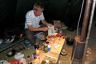 KOKKELERER: Gutta bytter på å lage mat, og de lekreste retter trylles fram under teltduken.