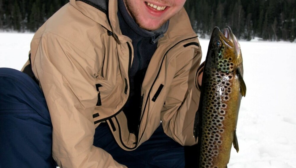 MIDTVINTERS:Tom Åge Bye er fornøyd med sin ørret på 700 g tatt på Krokvann i Østmarka MIDTVINTERS:Tom Åge Bye er fornøyd med sin ørret på 700 g tatt på Krokvann i Østmarka