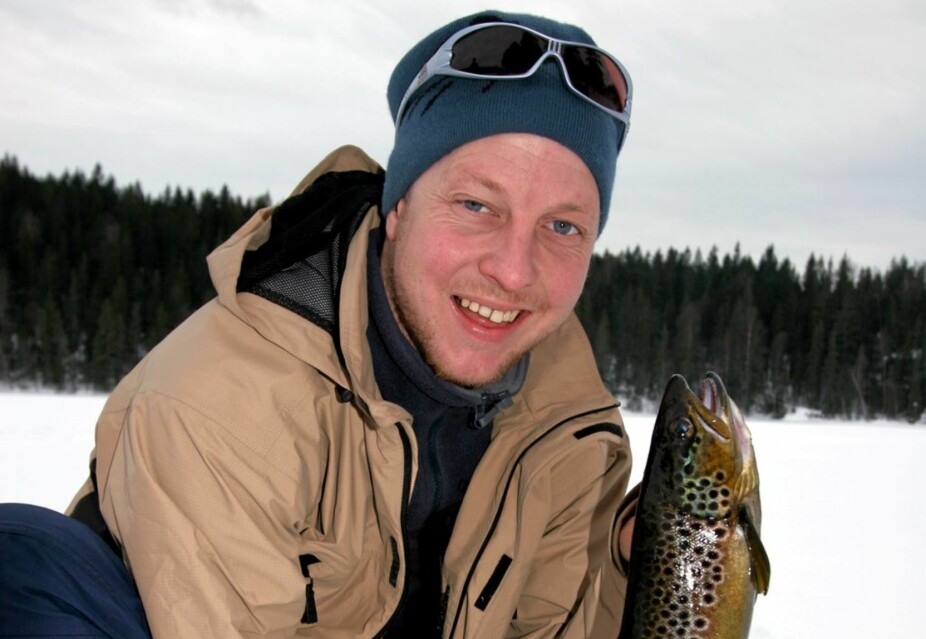 MIDTVINTERS:Tom Åge Bye er fornøyd med sin ørret på 700 g tatt på Krokvann i Østmarka