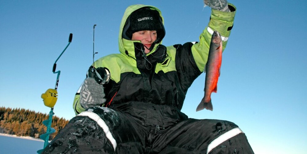 DAGENS FØRSTE: Fiskeforvalter i OFA, Dag Øivind Ingierd, med dagens første røye fra Langvann.