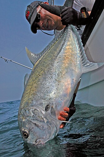 FØRSTE GT: Stein Ivar "Ante" Iversen med  sin aller første giant trevally.