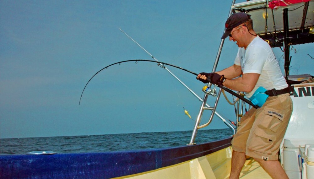 TUNGE TAK: Stein Ivar "Ante" Iversen har sin fulle hyre med å temme sin aller første giant trevally. TUNGE TAK: Stein Ivar "Ante" Iversen har sin fulle hyre med å temme sin aller første giant trevally.