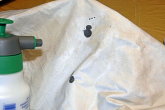 ALKOTEST: Hvis vadebuksa di har Gore Tex-membran, kan du lokalisere hull ved å spraye på isopropanol. ALKOTEST: Hvis vadebuksa di har Gore Tex-membran, kan du lokalisere hull ved å spraye på isopropanol.