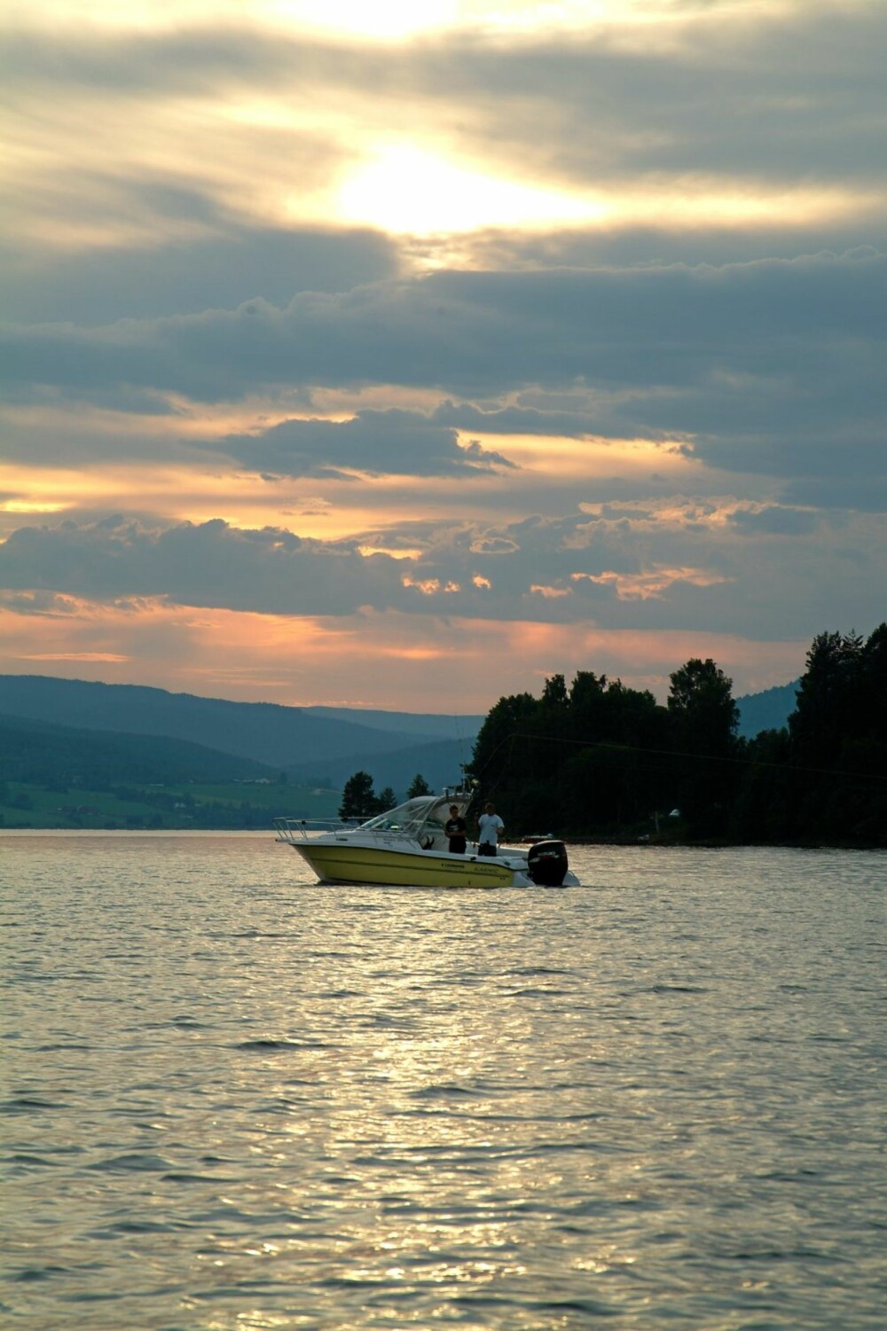 NÅR NATTA NO HAR SENKA SEG: I mai er kveld og tidlig morgen beste fisketid, mens nattfiske er det som gir best uttelling måneden etter.