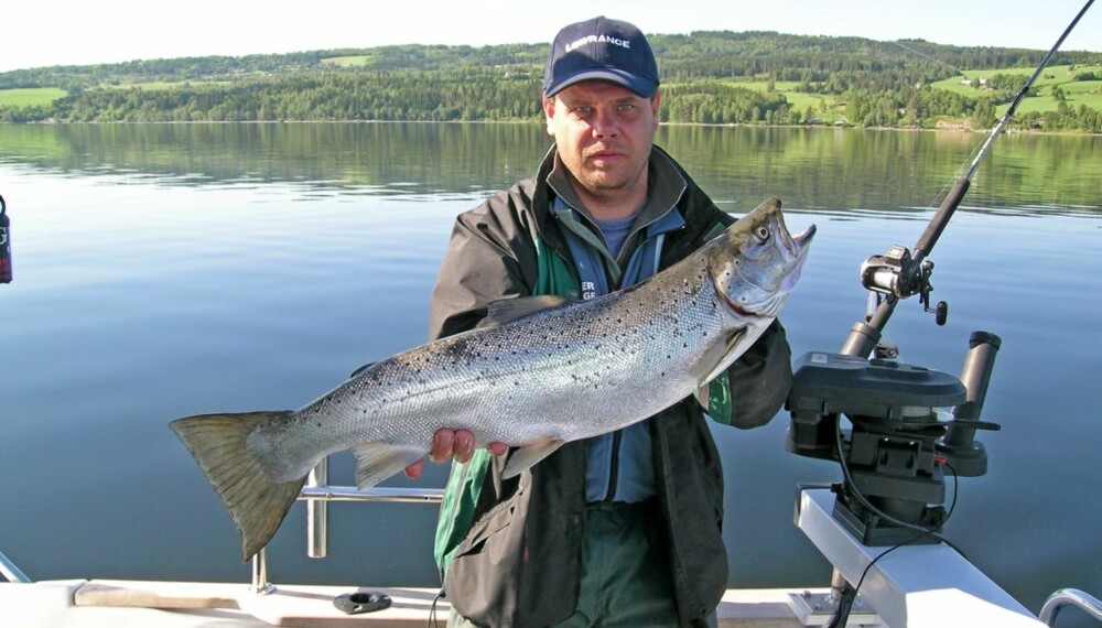 GUIDEN VÅR: Trolling-general Per Olav Kristiansen med en brukbar mjøsørret tatt under det første norgesmesterskapet i 2004.