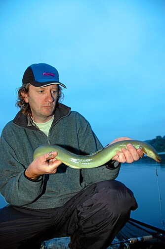 FØRSTE ÅL PÅ LAND: Chris poserer med sin første ål, på rundt 4–5 hg.