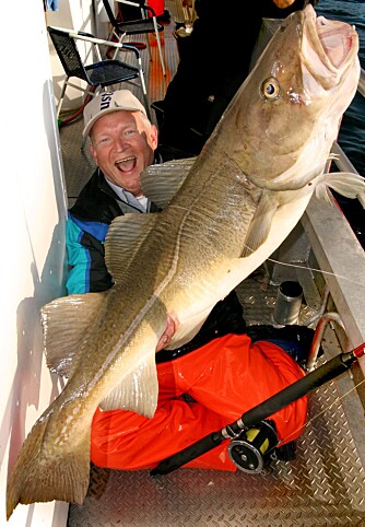NY PERS: Med 15 turer til Sørøya og to torsk på 19,5 kilo hver, kan endelig Geir smykke fiskejakka med et +20 kilosmerke. Denne veier 23 kilo.