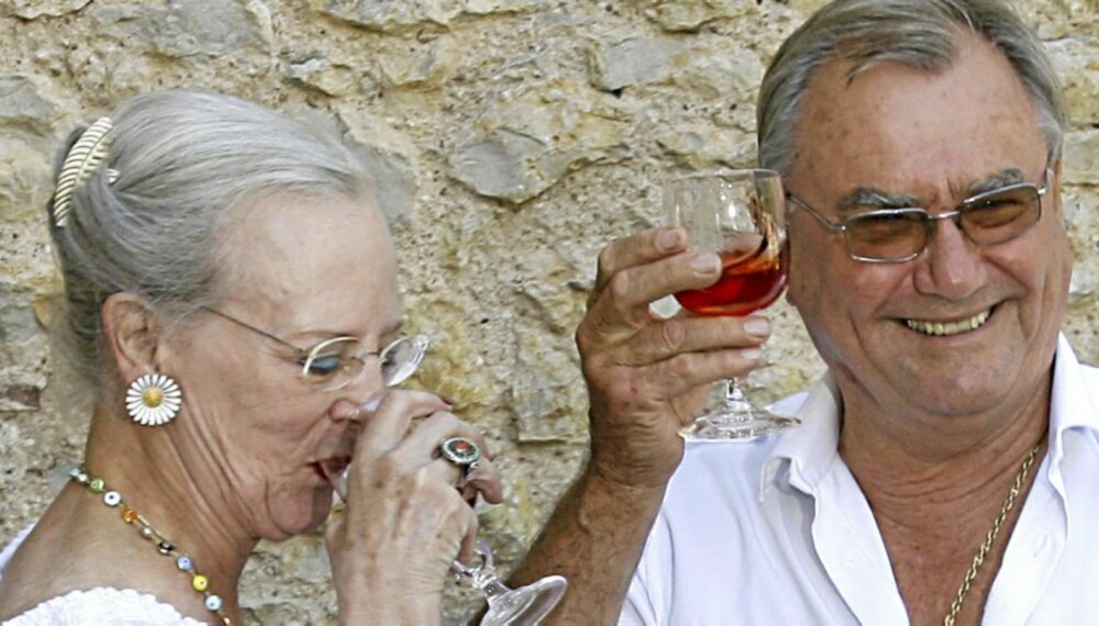 VINELSKERE: Prins Henrik og dronning Margrethe nyter et glass i ny og ne.