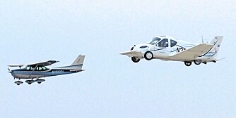 PRØVETUR: Her flyr ""luftens nye folkevogn boble"", Terrafugia, sammen med et følgefly av mer tradisjonell modell. Prøveturene blir stadig lenger.