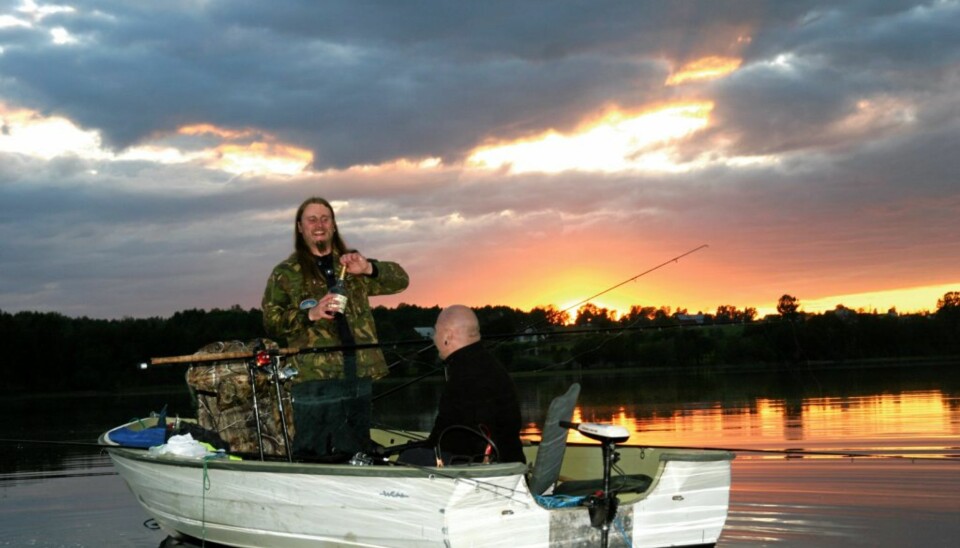 MØRKET SENKER SEG: Mørkest menn er klare for fangst i Akersvannet.