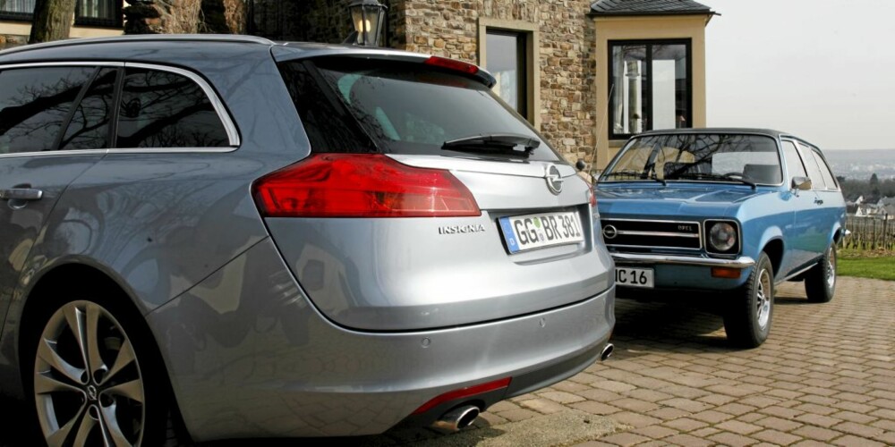 NY OG GAMMEL: Opel Insignia foran den 30 år gamle Ascona Voyage. NY OG GAMMEL: Opel Insignia foran den 30 år gamle Ascona Voyage.
