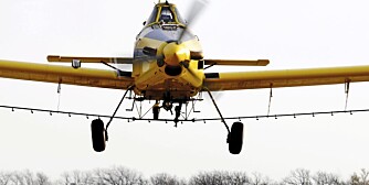 CROPDUSTER: Flyvene traktor med 750 hester i 200 km/t få meter over åkern i Texas!