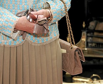 KONGELIG INSPIRSJON: Her er dronning Sonja med Chanel-vesken som Synnøve kjøpte maken til.