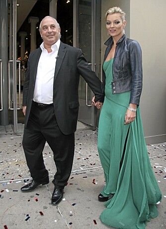 Dette bildet ble tatt i april, og bulen under kjolen fikk mediene til å spekulere i om Kate Moss var blitt gravid. Til venstre står Sir Philip Green.