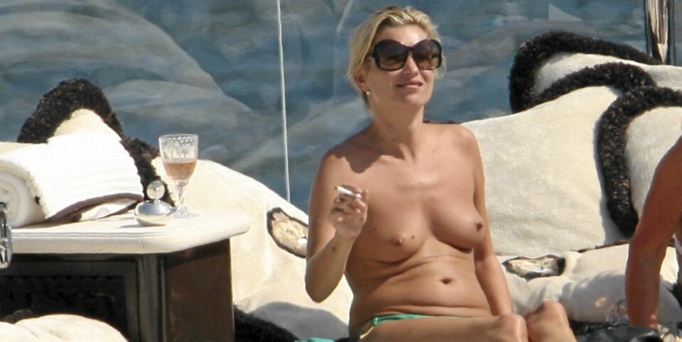 DO NOT CREDIT
02/05/09. UK top model Kate Moss spends her week-end in South of France with her longtime friend Sir Philip Green, a British billionaire businessman who owns some of the United Kingdom's largest retailers, including Bhs and the Arcadia Group.
Together,
they enjoy a sunny afternoon on a boat.