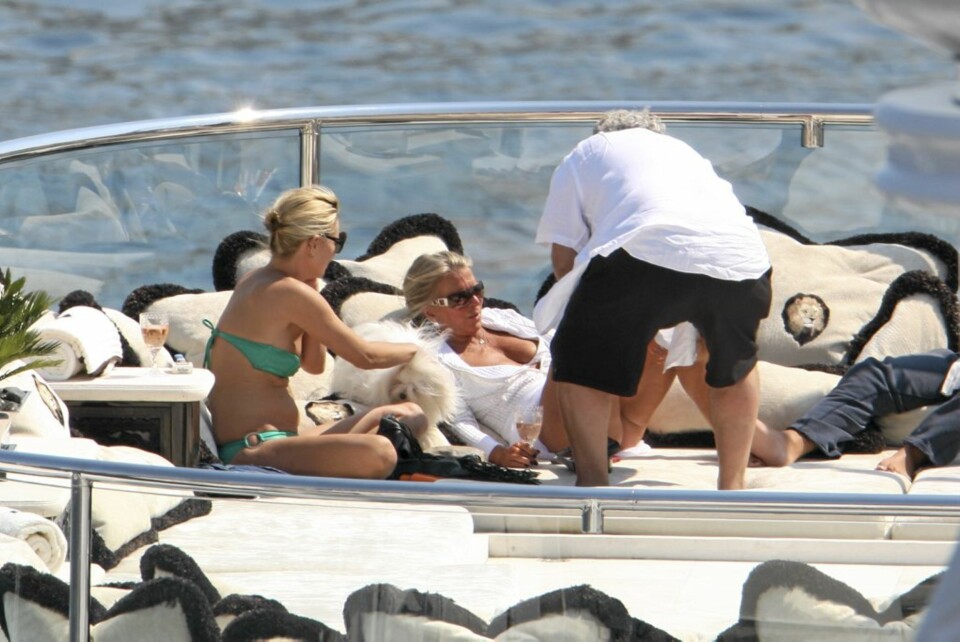 DO NOT CREDIT
02/05/09. UK top model Kate Moss spends her week-end in South of France with her longtime friend Sir Philip Green, a British billionaire businessman who owns some of the United Kingdom's largest retailers, including Bhs and the Arcadia Group.
Together,
they enjoy a sunny afternoon on a boat.