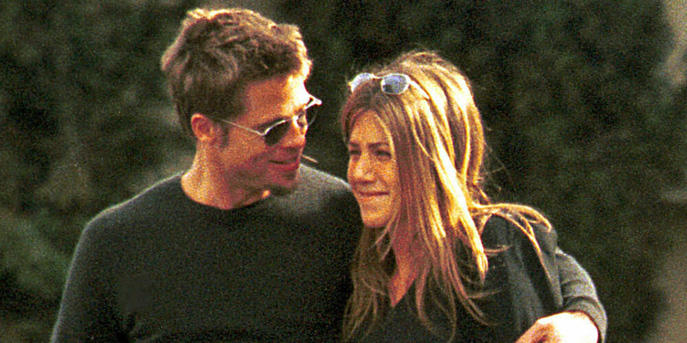 FORELSKET SUPERPAR: Brad og Jennifer i 1999 -ett år før de giftet seg.