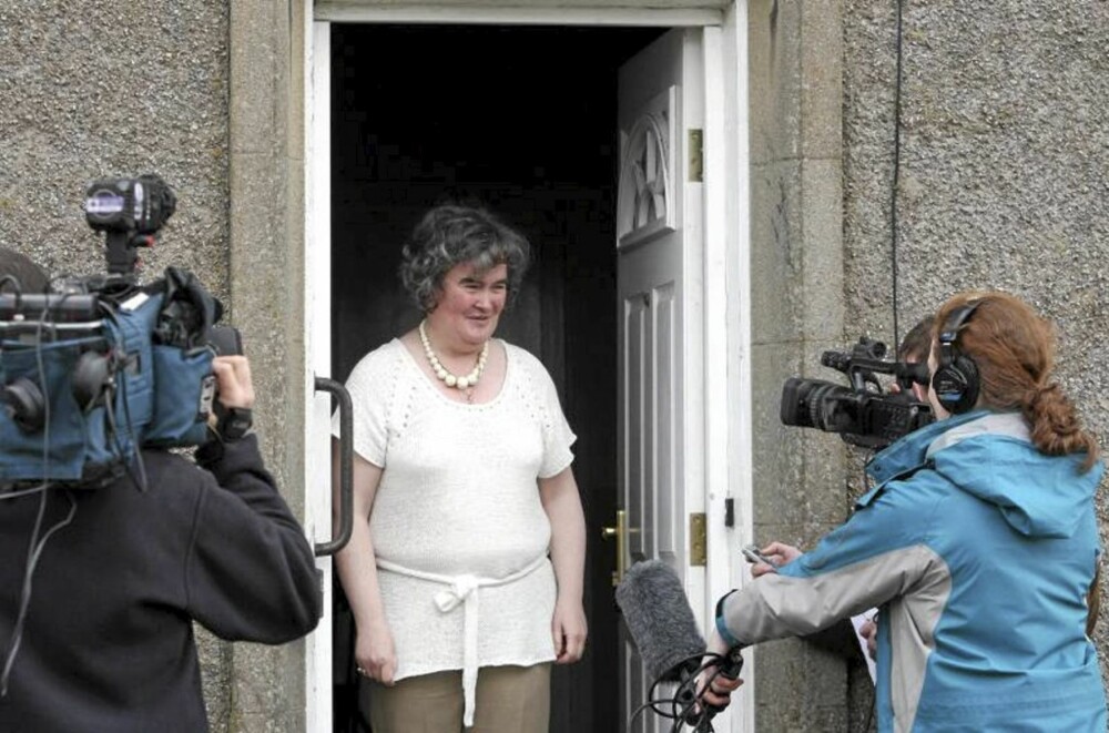Susan Boyle har fått kjendisstatus og er blitt en ettertraktet medieyndling. Nå har hun vært nødt til å sette  opp gjerde foran huset sitt for at ikke kjendispressen skal tråkke ned hageplenen.