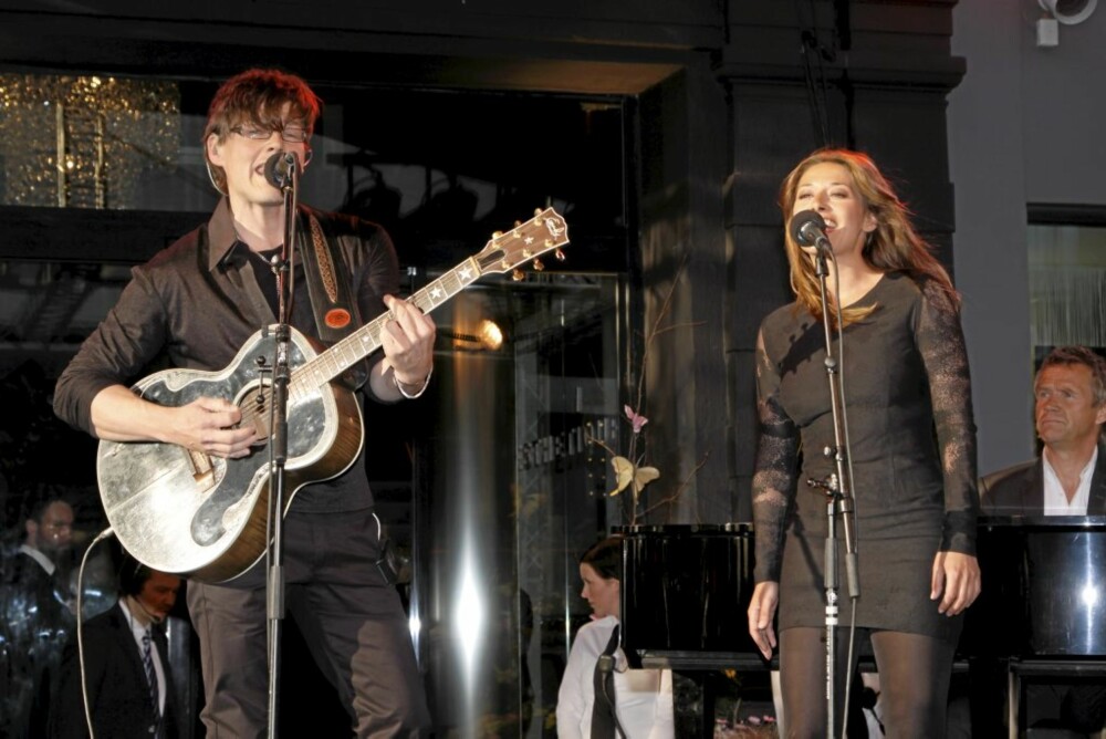 SANG DUETT: Pia Tjelta opptrådte sammen med Morten Harket på scenen under kjøpesenteråpningen. SANG DUETT: Pia Tjelta opptrådte sammen med Morten Harket på scenen under kjøpesenteråpningen.