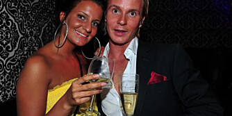 Benedikte og Petter skålte for seieren i Petters favorittdrikk - champagne.