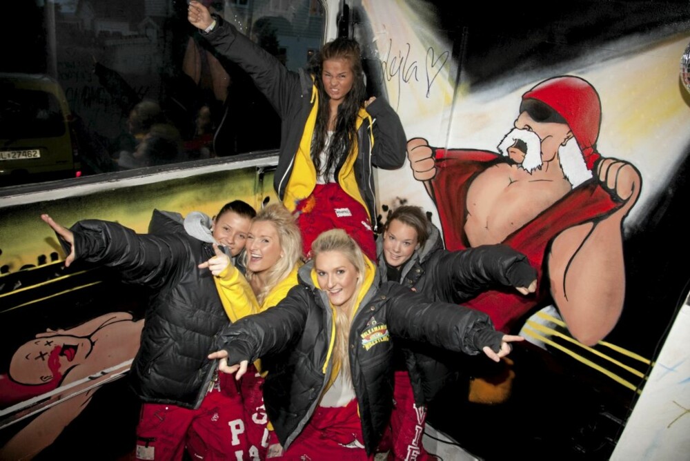 EGEN LÅT: Jentene på bussen Hulkamania har fått rapartisten Onkl P til å lage egen låt. EGEN LÅT: Jentene på bussen Hulkamania har fått rapartisten Onkl P til å lage egen låt.