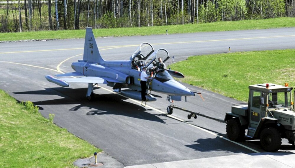 LUFTES: En gang i måneden luftes F-5-jagerflyene.