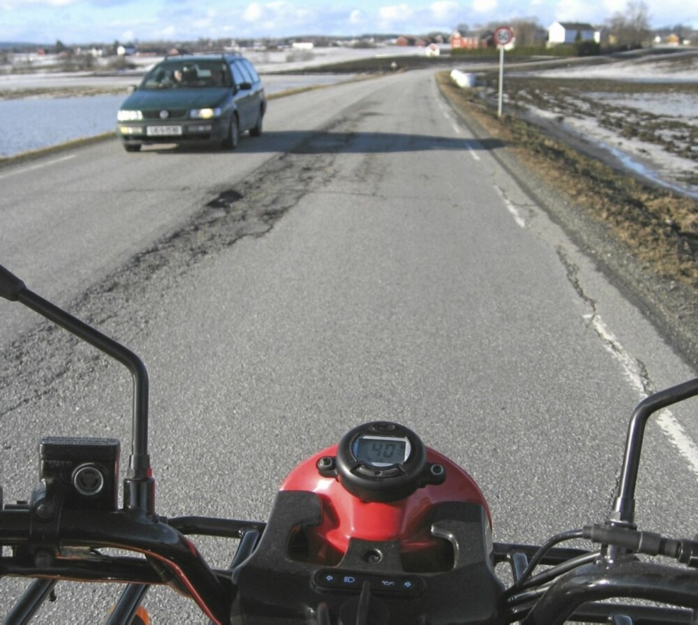 LOVLIG: For en inngrodd motorsyklist, er det en pussig opplevelse å kunne ferdes lovlig langs landeveien på en firehjuling.