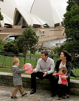 Mary forsøker å besøke familien sin i Austalia minst én gang i året. Sist sommer tok hun med seg ektemann og de to barna Christian og Isabelle, som nå er henholdsvis 3 og snart 2 år. Her ser vi dem foran det fantastiske operahuset i Sydney.