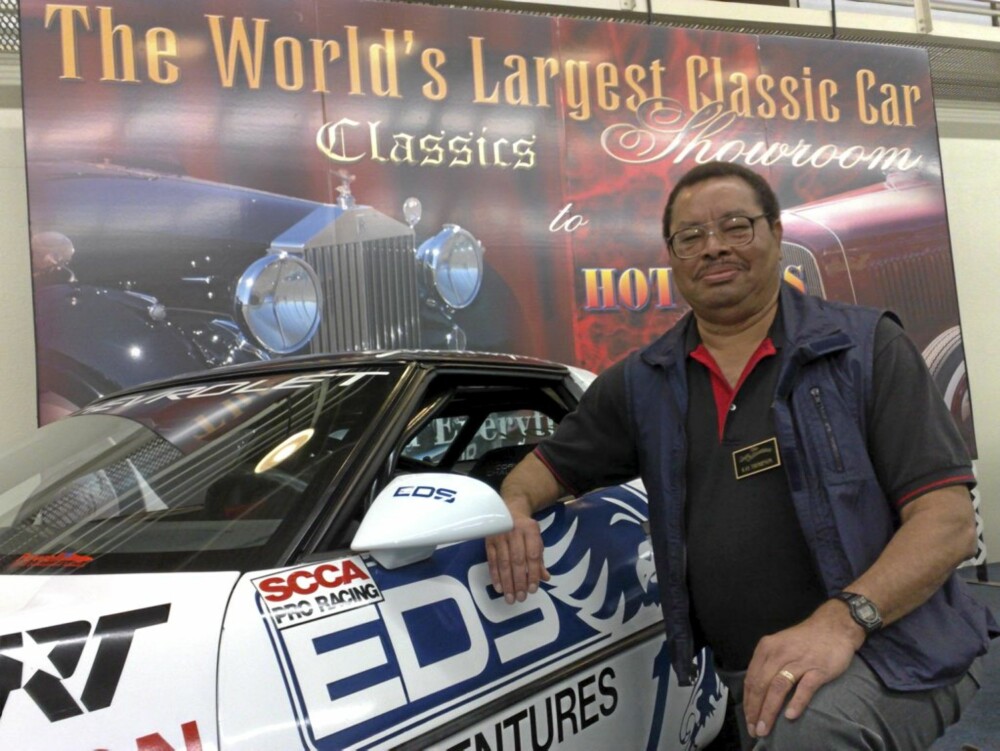 SJEF MED BILDILLA: Ray Thompson er daglig leder på verdens største veteranbilutstilling, og eier selv racing-Corvetten han poserer foran.