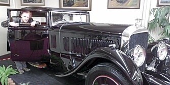 FOR DYRT: 1930 modell Bentley Corsica Coupe er utstillingens dyreste. Minst 70 millioner må du bla opp for å få eieren i tale - det er litt drøyt selv for en Vi Menn-reporter på tur.