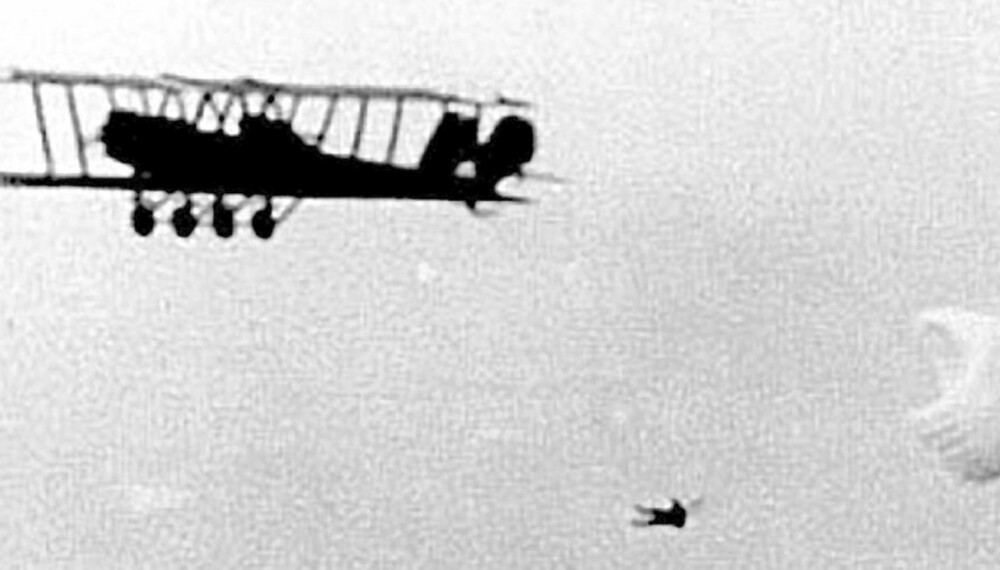 VÅGESTYKKE: Luftpionerene tok mange sjanser. Leslie ""Himmelhøy"" Irvin var definitivt en av dem. Bildet er fra fallskjermtesting over McCook-basen i 1919.