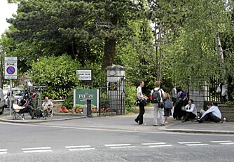 Fotografene venter tålodig utenfor Priory-klinikken på nytt om Susan Boyle.