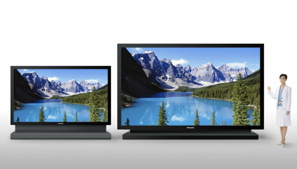For å utnytte oppløsningen på 7680 x 4320 piksler trengs det en stor skjerm. Panasonic har laget en 150 tommer stor 8K4K-plasmaskjerm, her ved siden av en 70 tommer. Dessverre får du ikke tak i denne i noen butikk ennå.