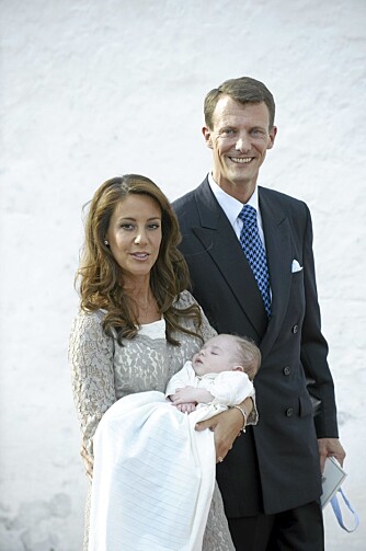 FLOTT FAMILIE: Prins Joachim og hans Marie viste stolt frem sin nydøpte prins. Dåpskjolen er fra Henrik Hviid.