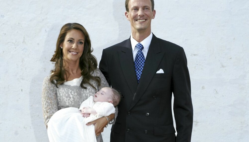 STOLTE FORELDRE: Prins Joachim og Marie døpte sin lille prins i Møgeltønder krike søndag kveld.