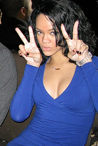 POP KJØP: Rihanna på byen i London iført en blå versjon av American Apparels sexy Cotton Spandex Criss-Cross Dress. Pris ca. kr 290 kr.