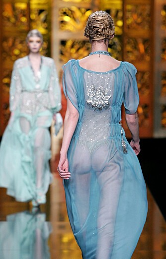 GJENNOMSIKTIG TREND: Mange av designerne viste fram gjennomsiktige topper uner moteukene. Christian Dior gikk for en gjennosiktig kjole.