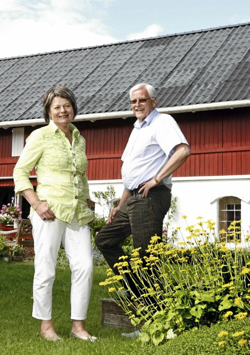 KOMBINERER: Reidunn og Øystein tar imot kursdeltagere i låven, som rommer topp moderne lokaler. Om sommeren, når det er stille på kursfronten, stortrives begge med gartnervirksomhet i den fantastiske hagen de har anlagt rundt småbruket.
