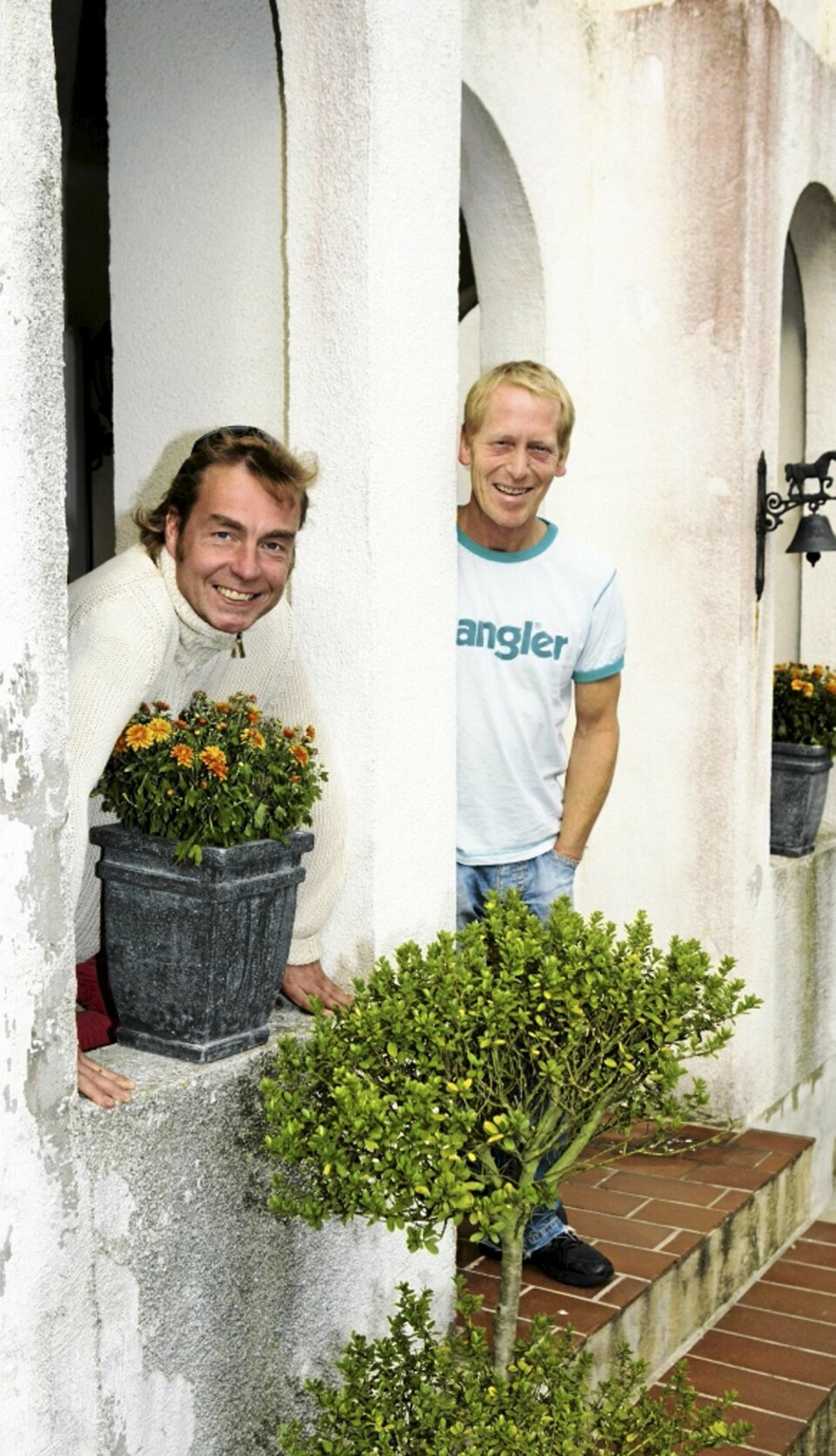 HJEMME HOS: – I storbyen finner man ikke den roen vi har her på Österlen. Stressede byfolk slapper av når de kommer til oss, forsikrer Simen Ruud og samboer Egon Palmgren.