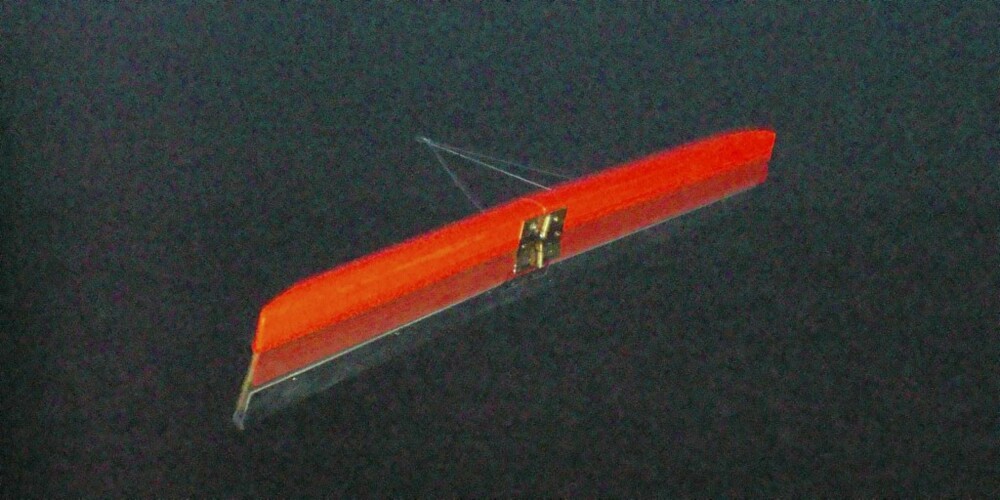 OTERFJÆL: Fjæla har godt synlig farge, en fordel til fiske i mørket. OTERFJÆL: Fjæla har godt synlig farge, en fordel til fiske i mørket.