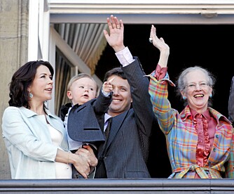 Danmarks svært populære dronning Margrethe har regjert i 37 år, og er høyt elsket av det danske folk. Henne skal det ikke bli lett å etterfølge, hverken for Mary eller Frederik. Det er tradisjon at dronningen mottar folkets hyllest fra balkongen på Amalienborg slott på sin fødselsdag i april. Dette bildet er tatt på Margrethes fødselsdag for to år siden.
