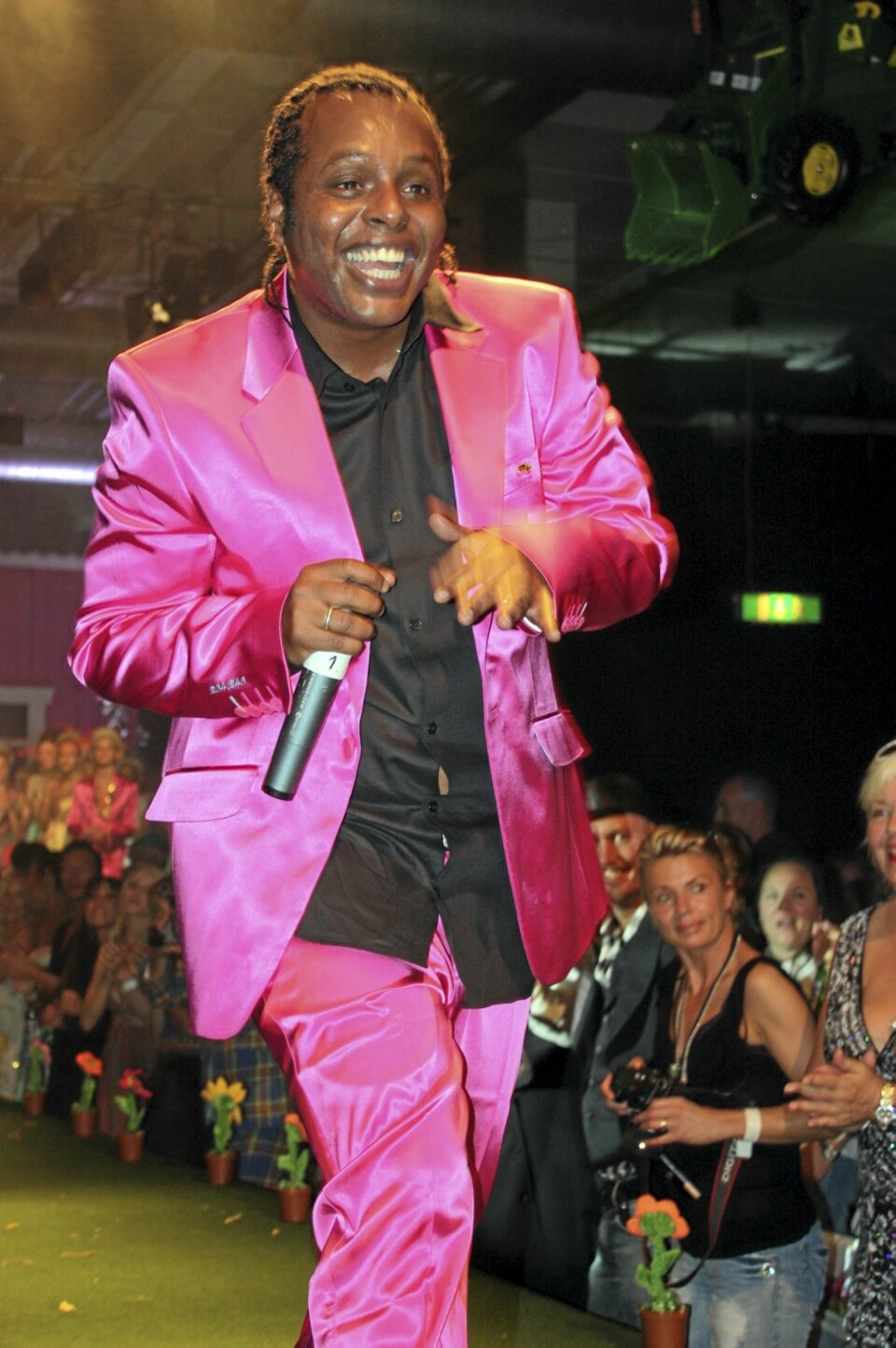 Madcon-Yosef i knæsj rosa Moods-dress. Superduoen avsluttet showet med et par av deres største hiter.