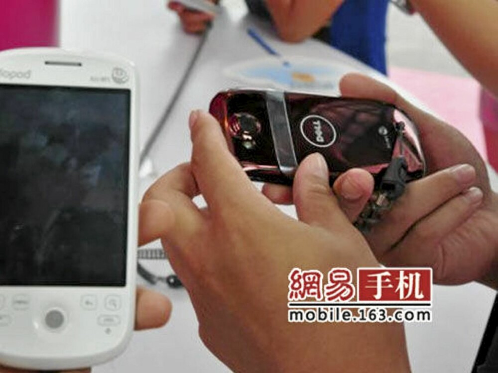 VIST FREM: Det var på en lansering i regi av China Mobile Dells nye mobil vist nok ble vist frem.
