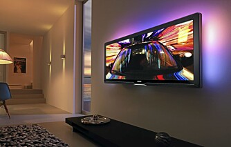 Med Ambilight lyses veggen bak TV-en opp med fargene fra skjermen. Det skal gi en mye mer behagelig seeropplevelse.