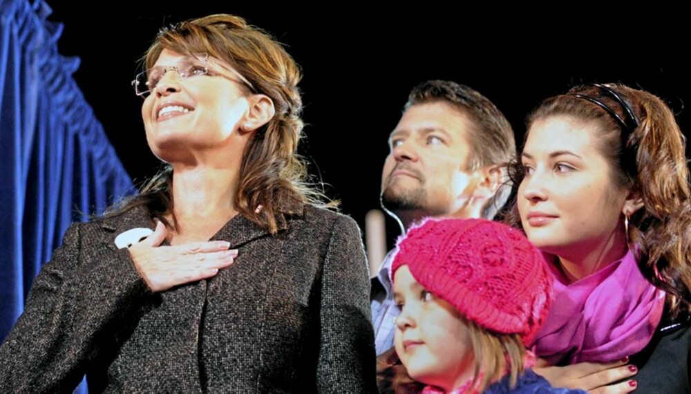I DE BESTE FAMILIER...: Sarah og Todd Palin  sverger paret troskap til det amerikanske flagget. Kanskje burde de heller sverget troskap til hverandre? På bildet ser vi også to av parets fem barn,  Piper og Willow.